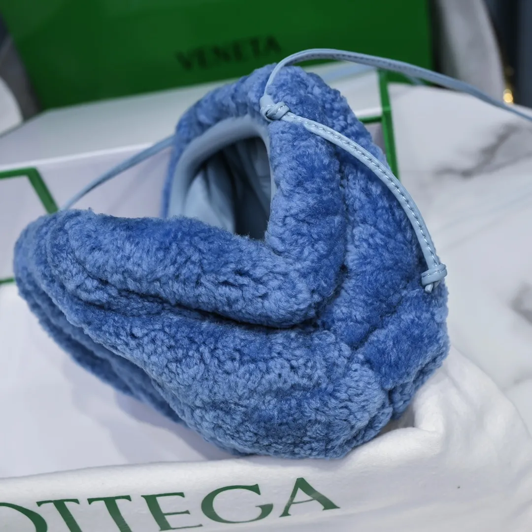 The small haze blue 🐱 BV pouch cloud bag is a fluffy version. It’s here, it’s here, it’s here with the fluff. You’ll know how cute it is when you see the real thing! The soft and fluffy feel is really great. Rua, this year’s furry style, I stand on bv! ! Whether it is a jodie cloud bag or a tote, not all curly teddy fur can be used to make goods. The curl size of the fur directly affects the similarity of the entire bag. Material: full fur and lambskin ➕ lambskin lining is much more expensive than full leather! Again, if you don’t want to develop ZP, of course you have to be willing to spend money ~ 22*13*5cm